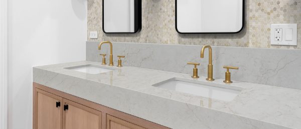 Calacatta Miraggio Cove Quartz Countertop in Bathroom