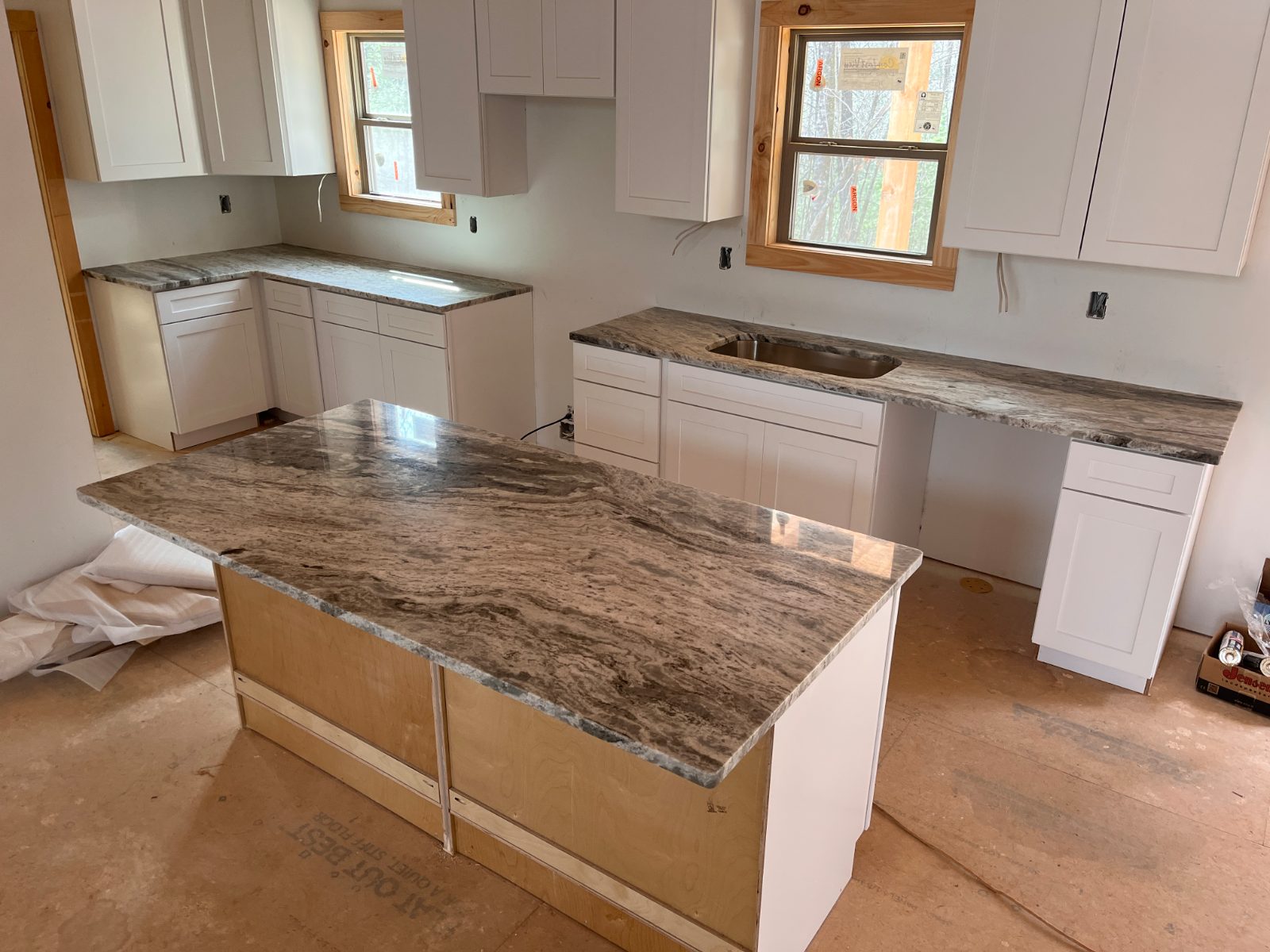 Fantasy Brown kitchen countertop installed in Ellijay, GA: L-shaped corner run, separate undermount sink run and a large island