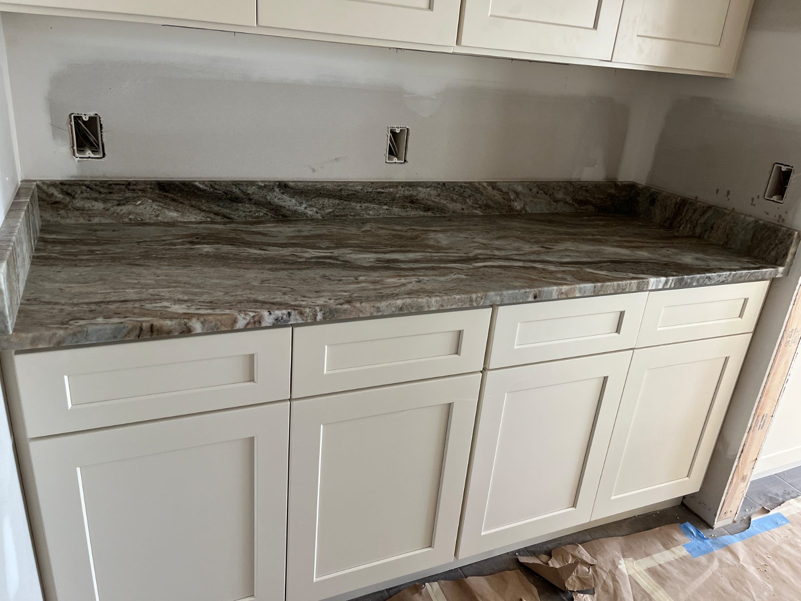Kitchen countertop installed in Murphy, NC: straight run of base cabinets with a short backsplash and side splash